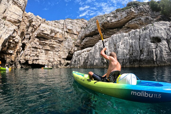 Pula : Tour en kayak por la Cueva del Mar con Snorkel & Cliff Jumping