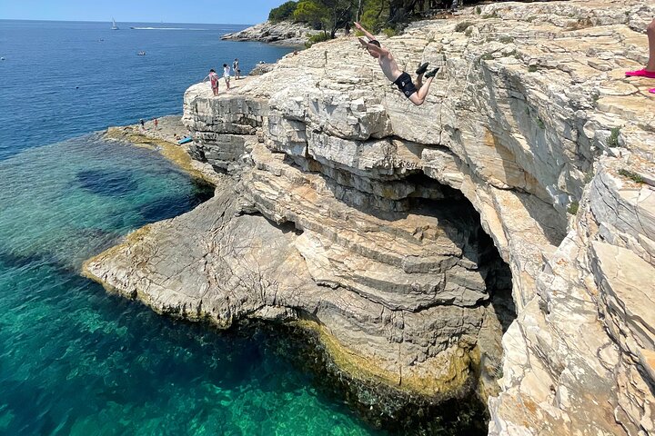 Pula : Tour en kayak por la Cueva del Mar con Snorkel & Cliff Jumping