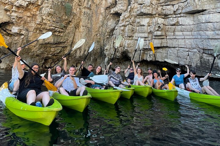 Pula : Tour en kayak por la Cueva del Mar con Snorkel & Cliff Jumping