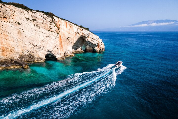 Schiffswrack und Blaue Höhlen - Private Speedboat Tour (bis 6 Personen)