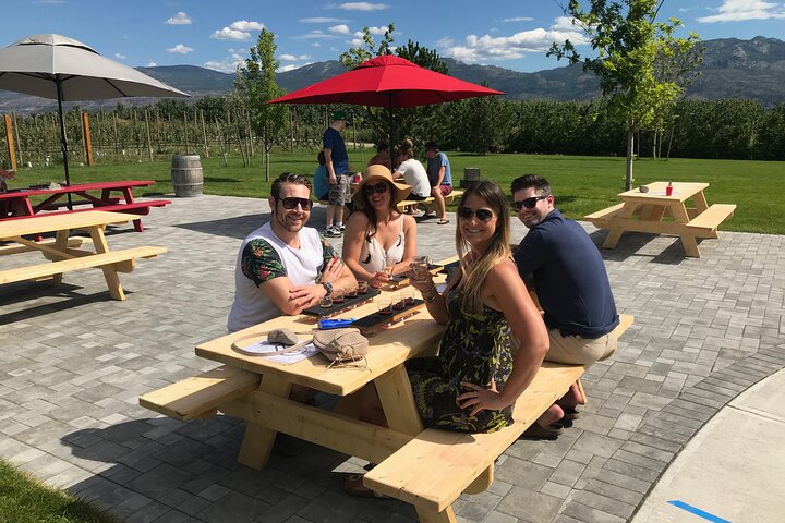 West Kelowna con Guida turistica del vino, Cherry! Tour pomeridiani.