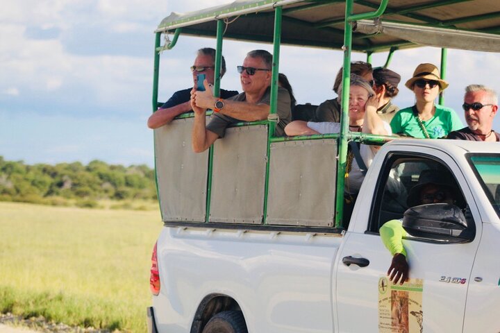 Safari no parque nacional de Etosha com guias profissionais nascidos em Etosha.