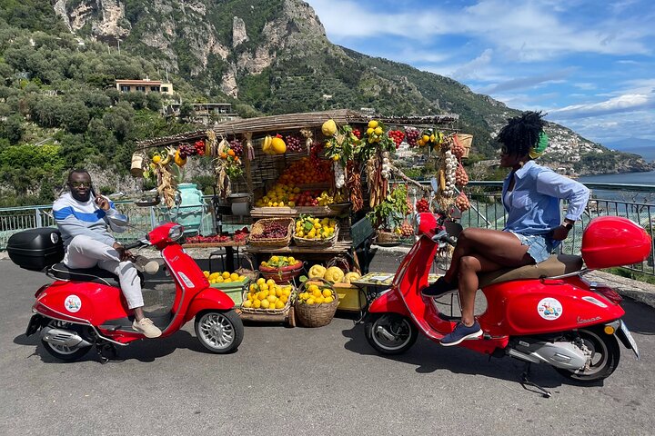 Autentisk Vespa Tour af Amalfikysten Positano og Ravello besøg