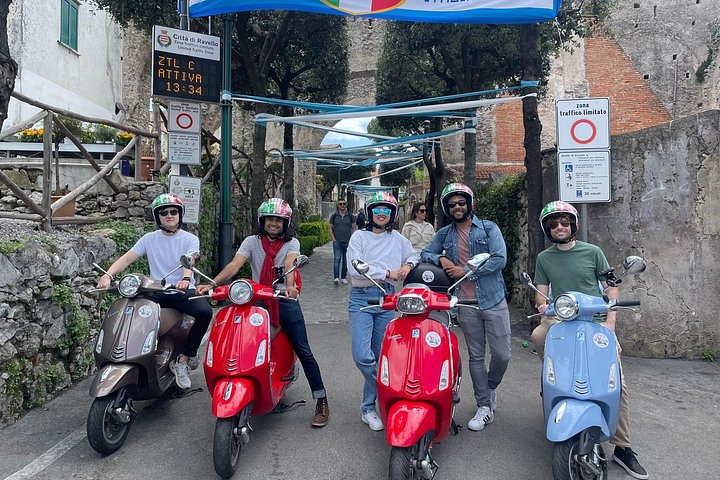 Autentisk Vespa Tour af Amalfikysten Positano og Ravello besøg