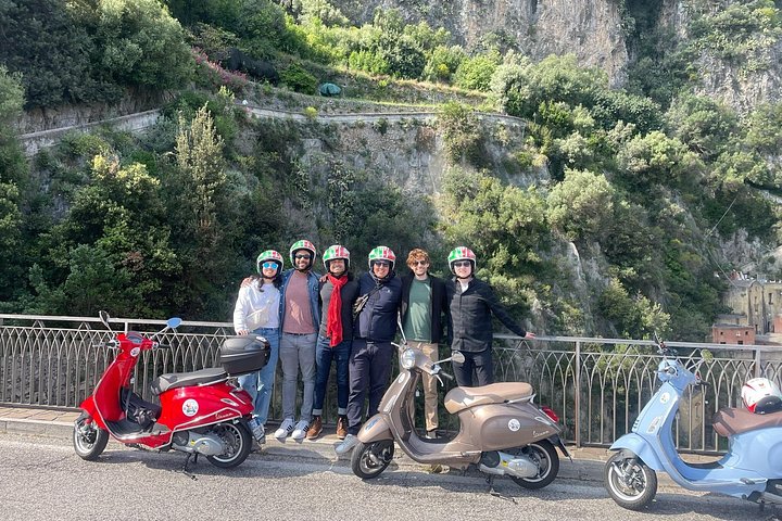 Autentisk Vespa Tour af Amalfikysten Positano og Ravello besøg