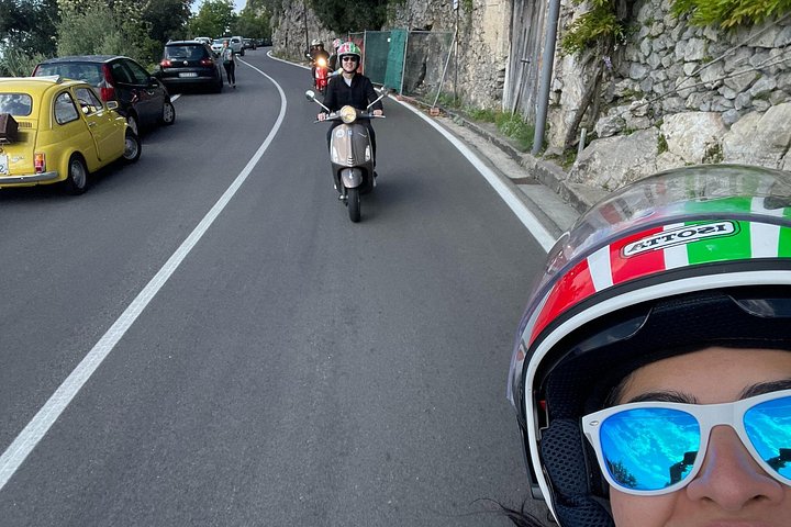 Autentisk Vespa Tour af Amalfikysten Positano og Ravello besøg