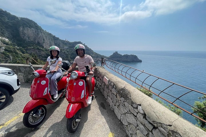 Autentisk Vespa Tour af Amalfikysten Positano og Ravello besøg