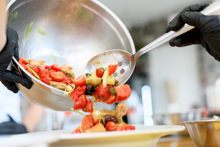 Lezione di cucina a Santorini con lo chef e una bottiglia di vino