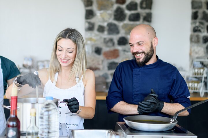 Lezione di cucina a Santorini con lo chef e una bottiglia di vino