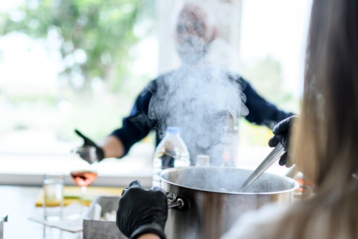 Lezione di cucina a Santorini con lo chef e una bottiglia di vino