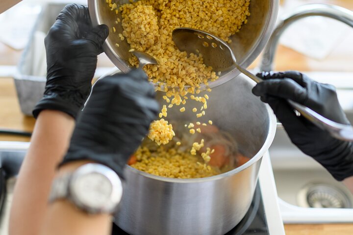 Lezione di cucina a Santorini con lo chef e una bottiglia di vino