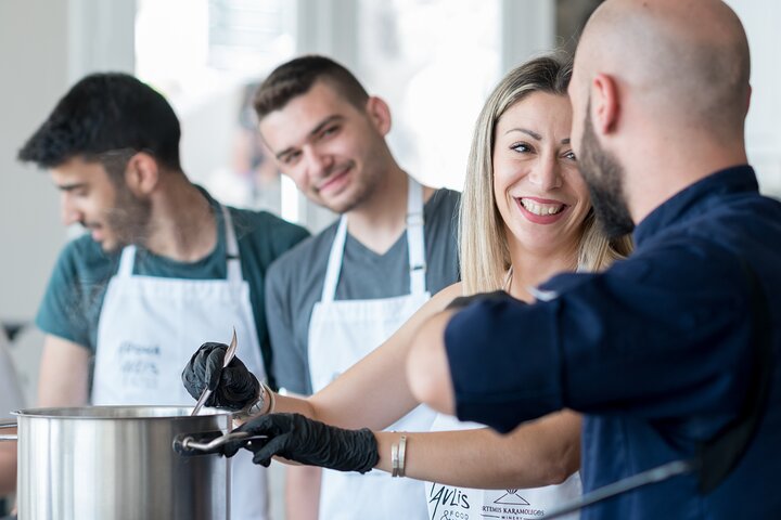 Lezione di cucina a Santorini con lo chef e una bottiglia di vino
