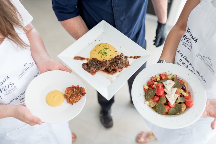 Lezione di cucina a Santorini con lo chef e una bottiglia di vino