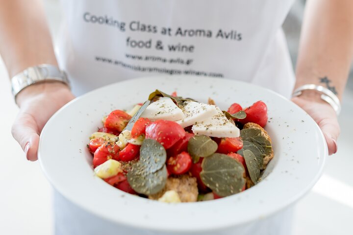 Lezione di cucina a Santorini con lo chef e una bottiglia di vino
