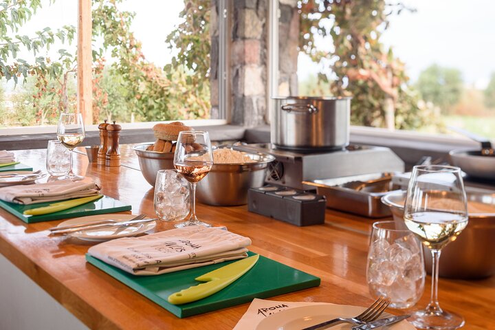 Lezione di cucina a Santorini con lo chef e una bottiglia di vino