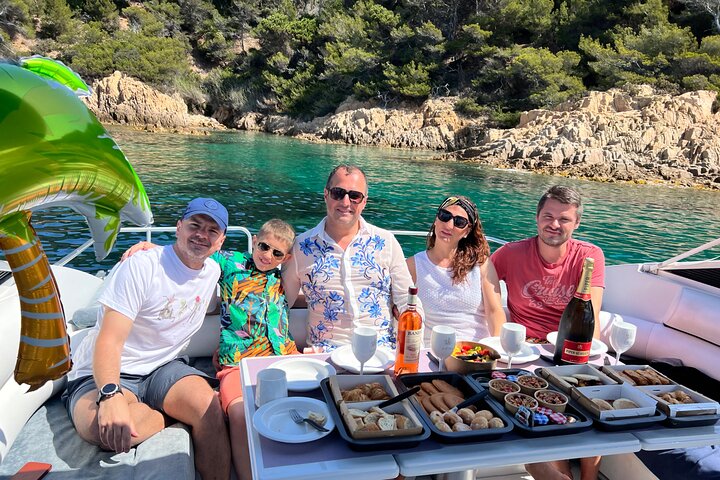 Alquiler de yate privado de medio día en nuestro Pershing 40 en Saint Tropez
