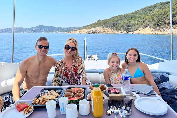 Alquiler de yate privado de medio día en nuestro Pershing 40 en Saint Tropez