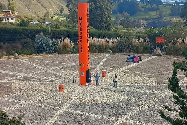 Otavalo-markt, kunst en muziek met het midden van de wereld (zonnewijzer)