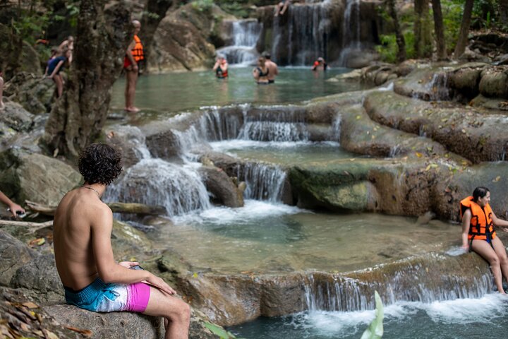 Erawan vandfald og togtur fra Kanchanaburi – hel dag
