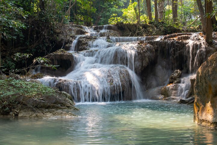 Erawan vandfald og togtur fra Kanchanaburi – hel dag