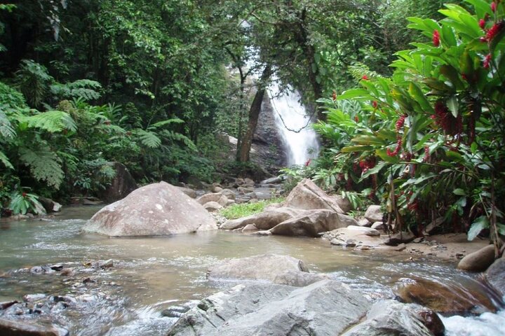 ''Aventura na Costa dos Corais: Cachoeira Biausevu e Praia Natadola!''