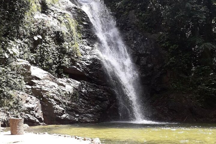 ''Aventura na Costa dos Corais: Cachoeira Biausevu e Praia Natadola!''