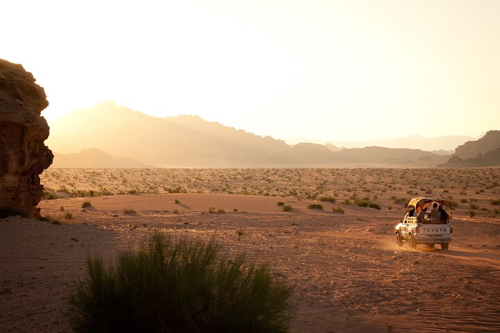 Wadi Rum: Explorer Jeep Tour PASS + lokaal eten + optioneel verblijf