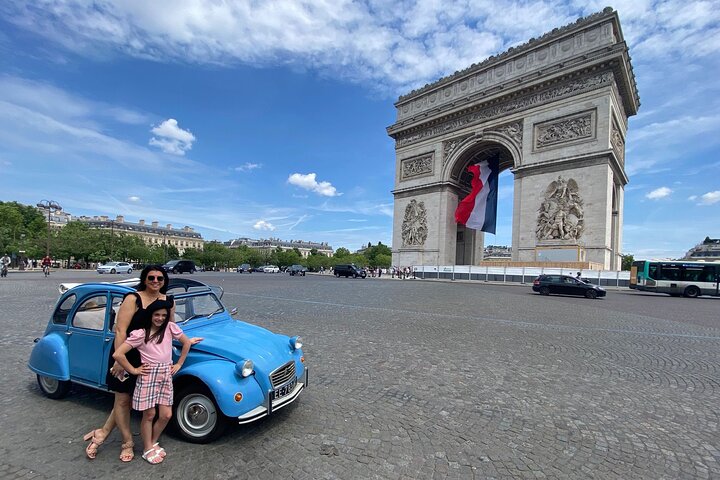 ¡Descubre París con estilo a bordo de un coche clásico francés Vintage!