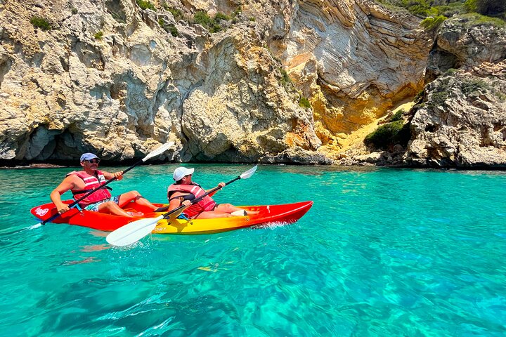 Cuevas inexploradas y paraíso para practicar snorkel: tour en kayak por Cala Granadella