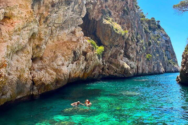 Cuevas inexploradas y paraíso para practicar snorkel: tour en kayak por Cala Granadella