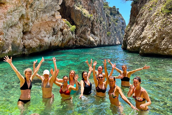 Cuevas inexploradas y paraíso para practicar snorkel: tour en kayak por Cala Granadella