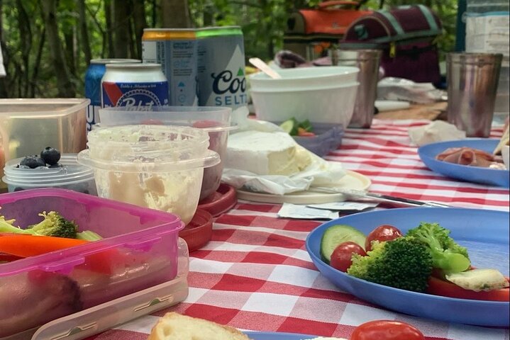 Senderismo con cabras, visita a Beaver Dam y picnic en el bosque de Quebec