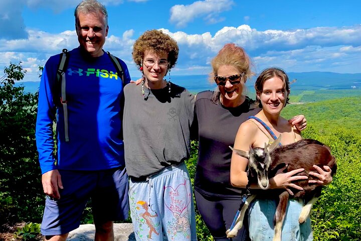 Senderismo con cabras, visita a Beaver Dam y picnic en el bosque de Quebec