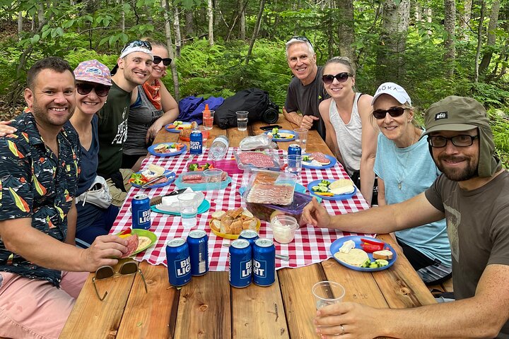 Senderismo con cabras, visita a Beaver Dam y picnic en el bosque de Quebec