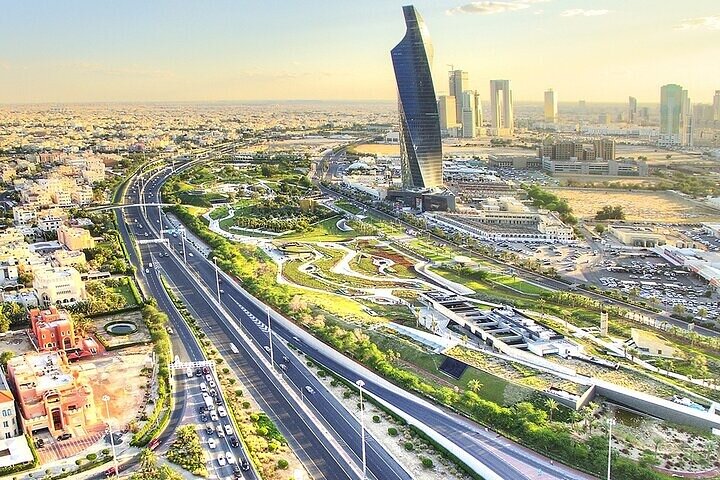 Ganztägiger Luxuswagen in Kuwait-Stadt mit lokaler Fahrervermietung