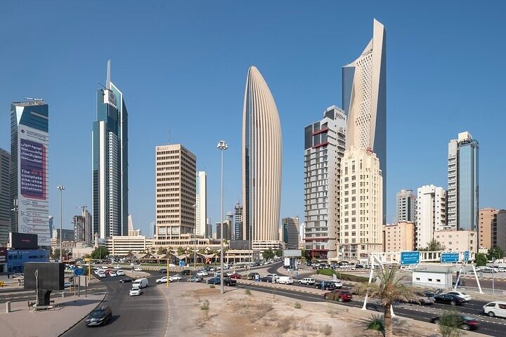 Ganztägiger Luxuswagen in Kuwait-Stadt mit lokaler Fahrervermietung