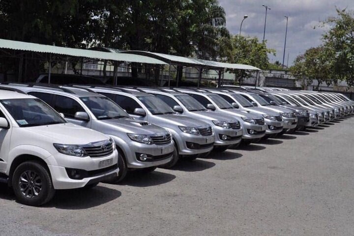 (OBEN) Privatwagen: Flughafen Hanoi/Noi Bai (HAN) von/nach SaPa