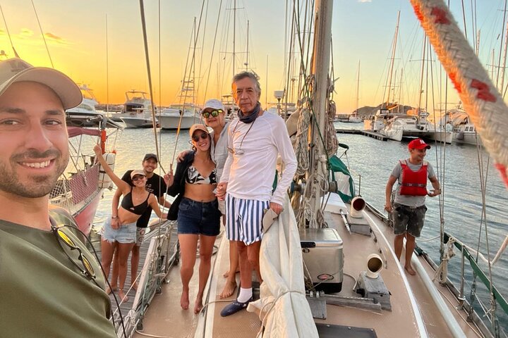 Sonnenuntergang in der Bucht von Santa Marta in einem Segelboot