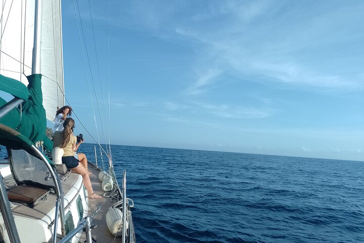 Sonnenuntergang in der Bucht von Santa Marta in einem Segelboot