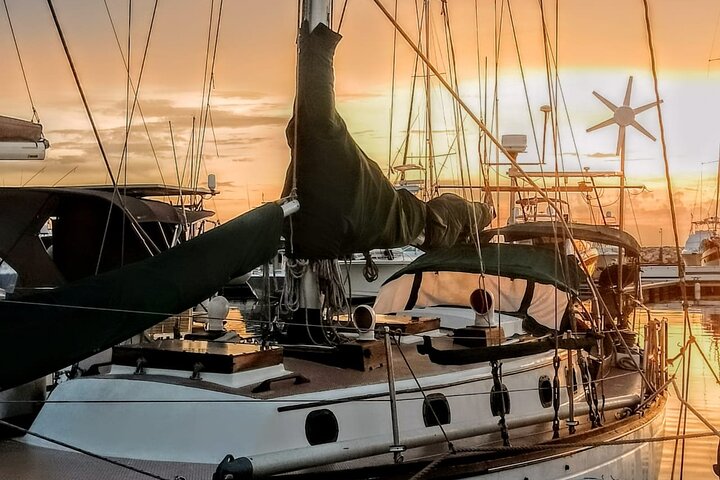 Sonnenuntergang in der Bucht von Santa Marta in einem Segelboot