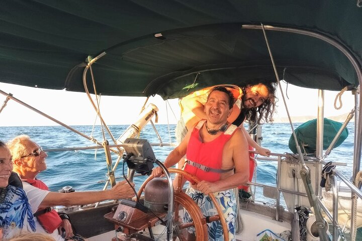 Sonnenuntergang in der Bucht von Santa Marta in einem Segelboot