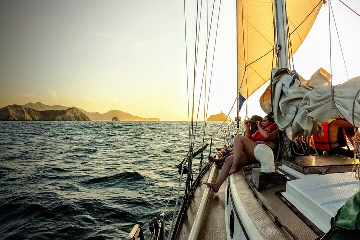 Sonnenuntergang in der Bucht von Santa Marta in einem Segelboot