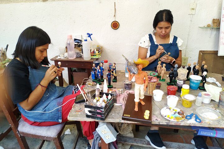 Privérondleiding door kunstpottenbakkerij : werkplaats Tlaquepaque, Tonalá en klei