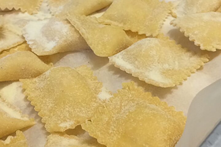 Frische Pasta mit Aussicht auf Langhe, Roero, Monferrato in der Nähe von Asti