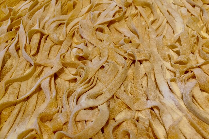 Frische Pasta mit Aussicht auf Langhe, Roero, Monferrato in der Nähe von Asti