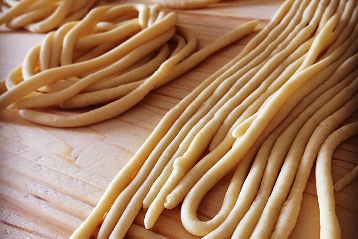 Frische Pasta mit Aussicht auf Langhe, Roero, Monferrato in der Nähe von Asti