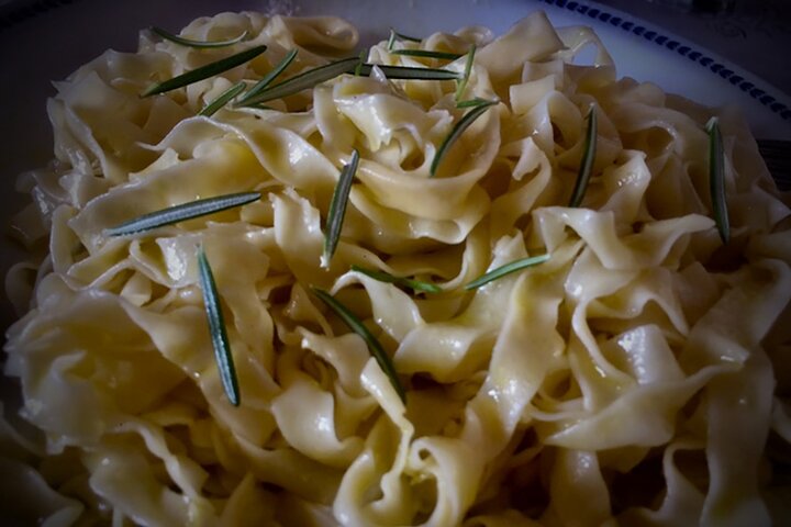 Frische Pasta mit Aussicht auf Langhe, Roero, Monferrato in der Nähe von Asti