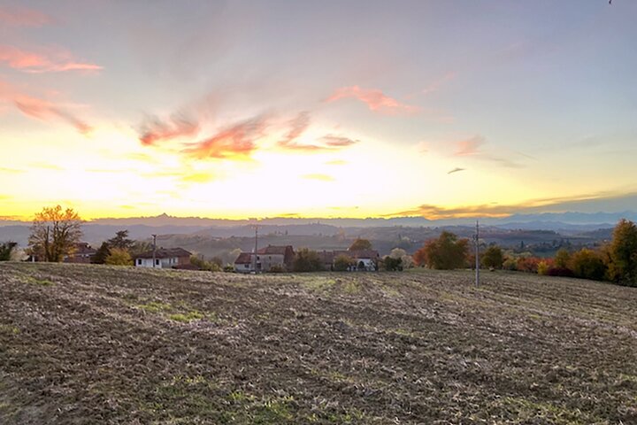 Frische Pasta mit Aussicht auf Langhe, Roero, Monferrato in der Nähe von Asti