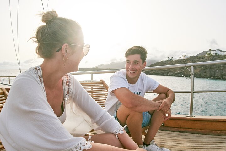 Sunset Boat Fuerteventura med DJ, eksklusiv menu og drikkevarer