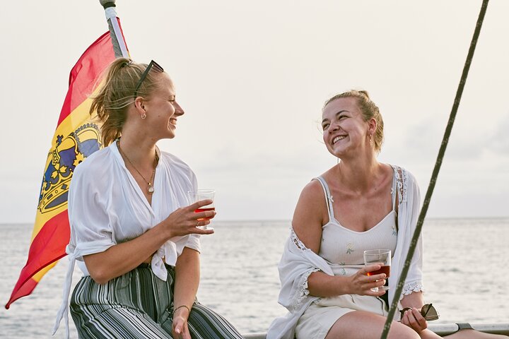 Sunset Boat Fuerteventura med DJ, eksklusiv menu og drikkevarer